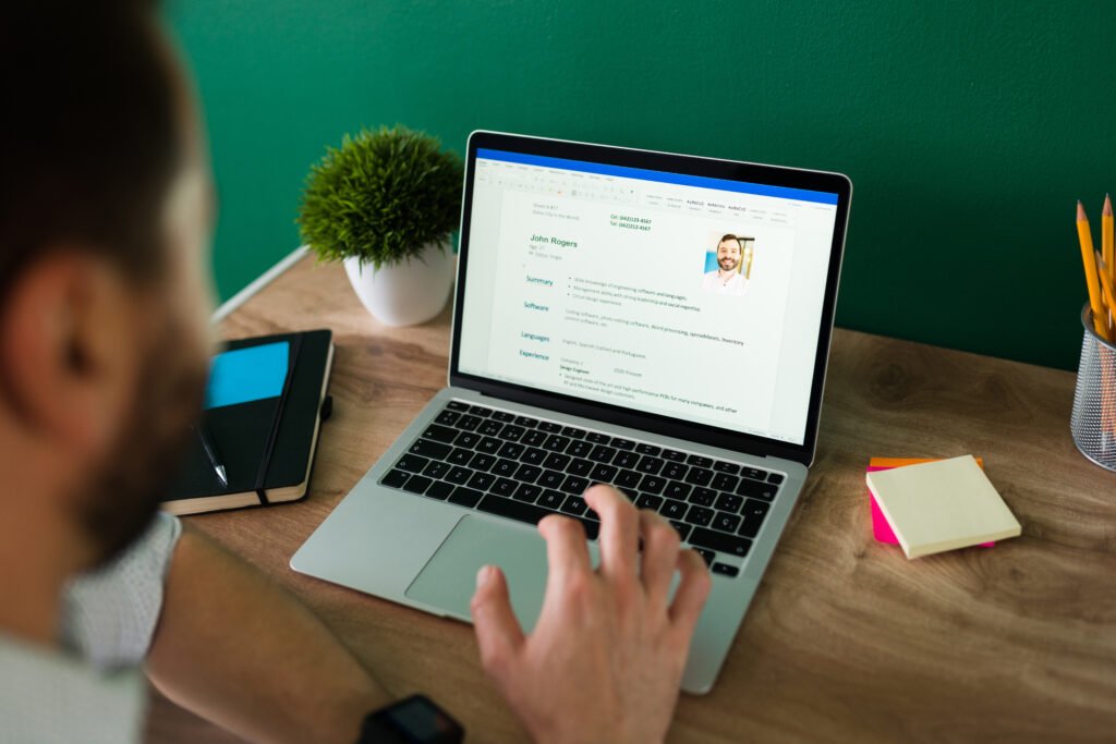 how to find internships on LinkedIn